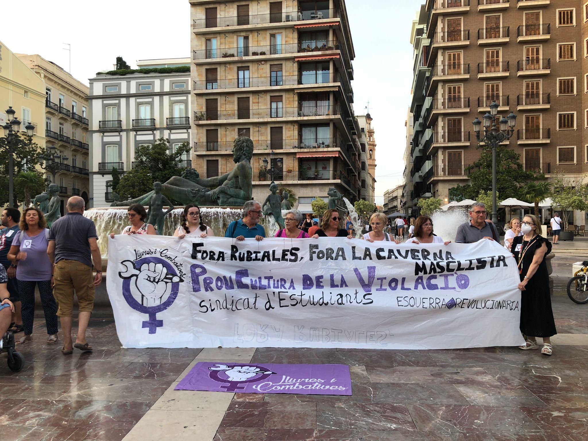 Un grup d'assistents sosté una pancarta amb un missatge contra Rubiales Un grup d'assistents sosté una pancarta amb un missatge contra Rubiales