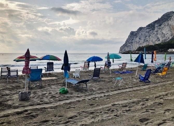 Platja de Calp amb para-sols i cadires Platja de Calp amb ombrel·les i hamaques