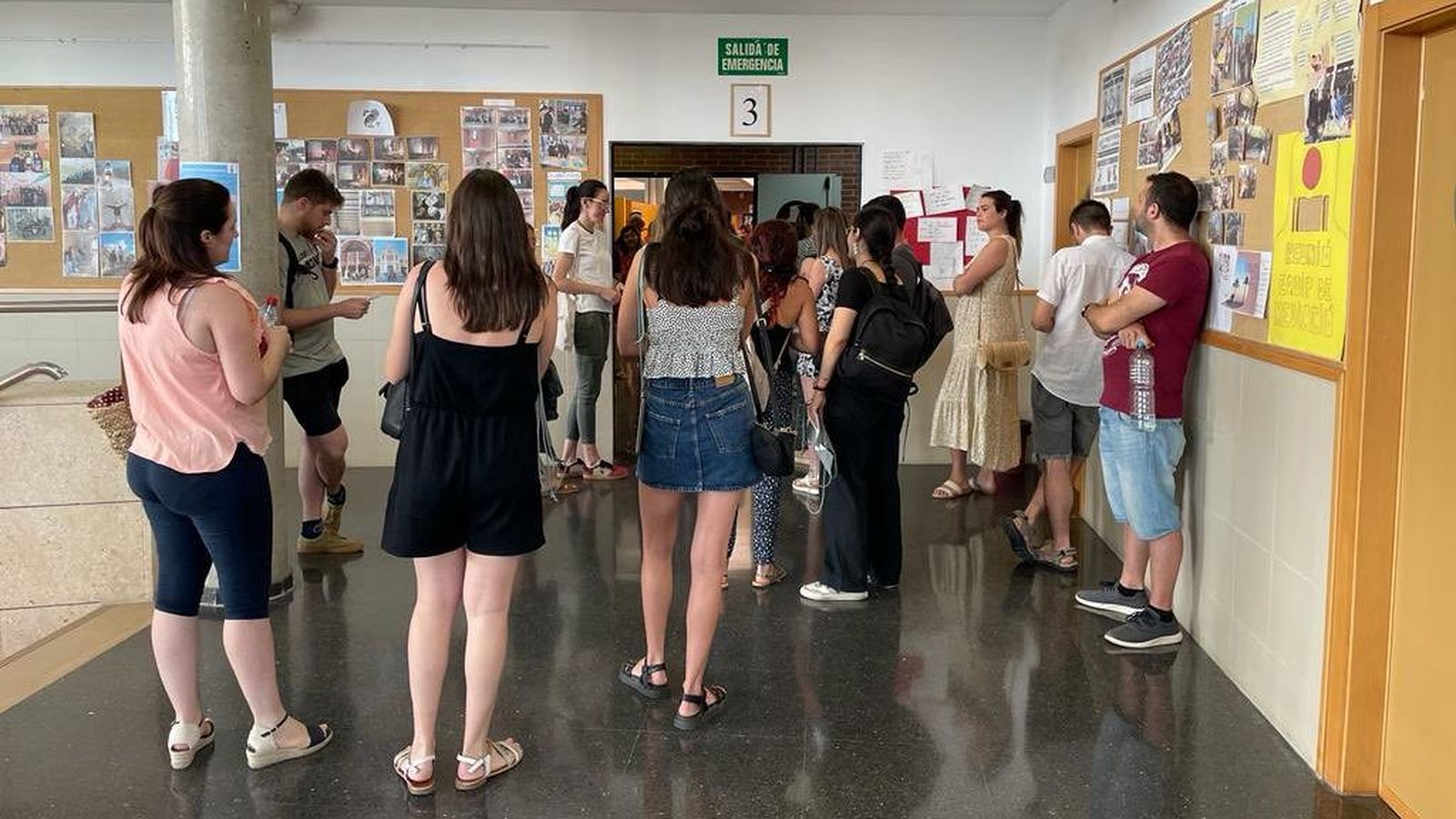 Aspirants al cos de mestres, moments abans de començar el primer examen, aquest dissabte