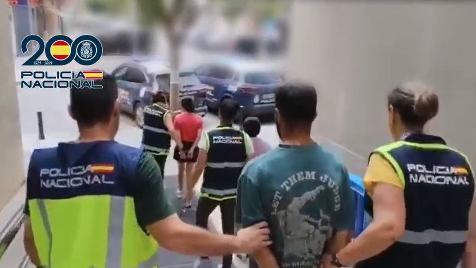 Moment en què la Policia Nacional efectua diverses detencions pel cas del bebé sostret de l'Hospital de Gandia
