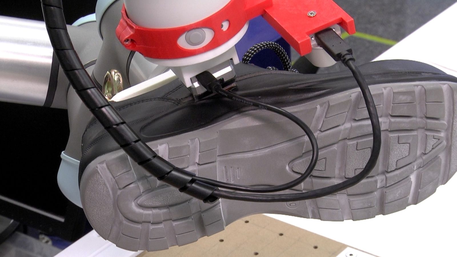 Un robot dissenyat per la UA detecta desperfectes en el calcer per a reparar-los