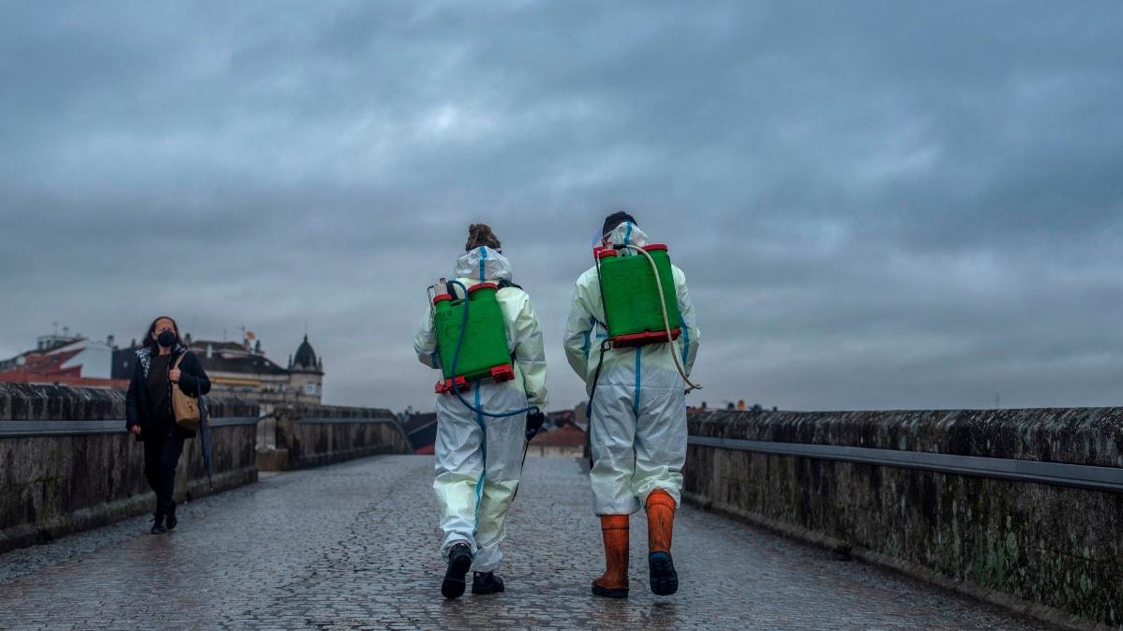 Dos treballadors municipals encarregats de les tasques de desinfecció creuen el Pont Romà d’Ourense Dos treballadors municipals encarregats de les tasques de desinfecció creuen el Pont Romà d’Ourense