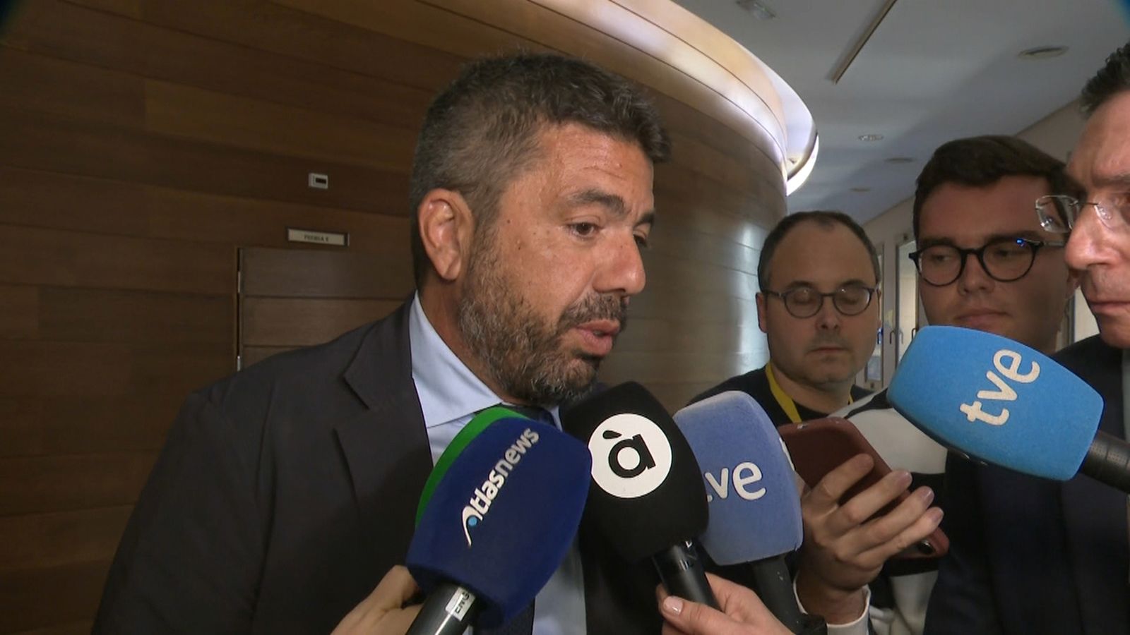 Videonotícia sobre el futur judicial de Mazón després de ser citat com a testimoni