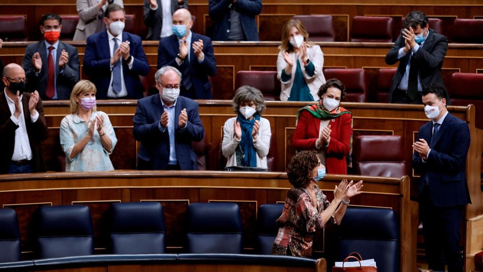 Els diputats socialistes aplaudeixen a la ministra d'Hisenda després de rebutjar-se les set esmenes a la totalitat dels pressupostos