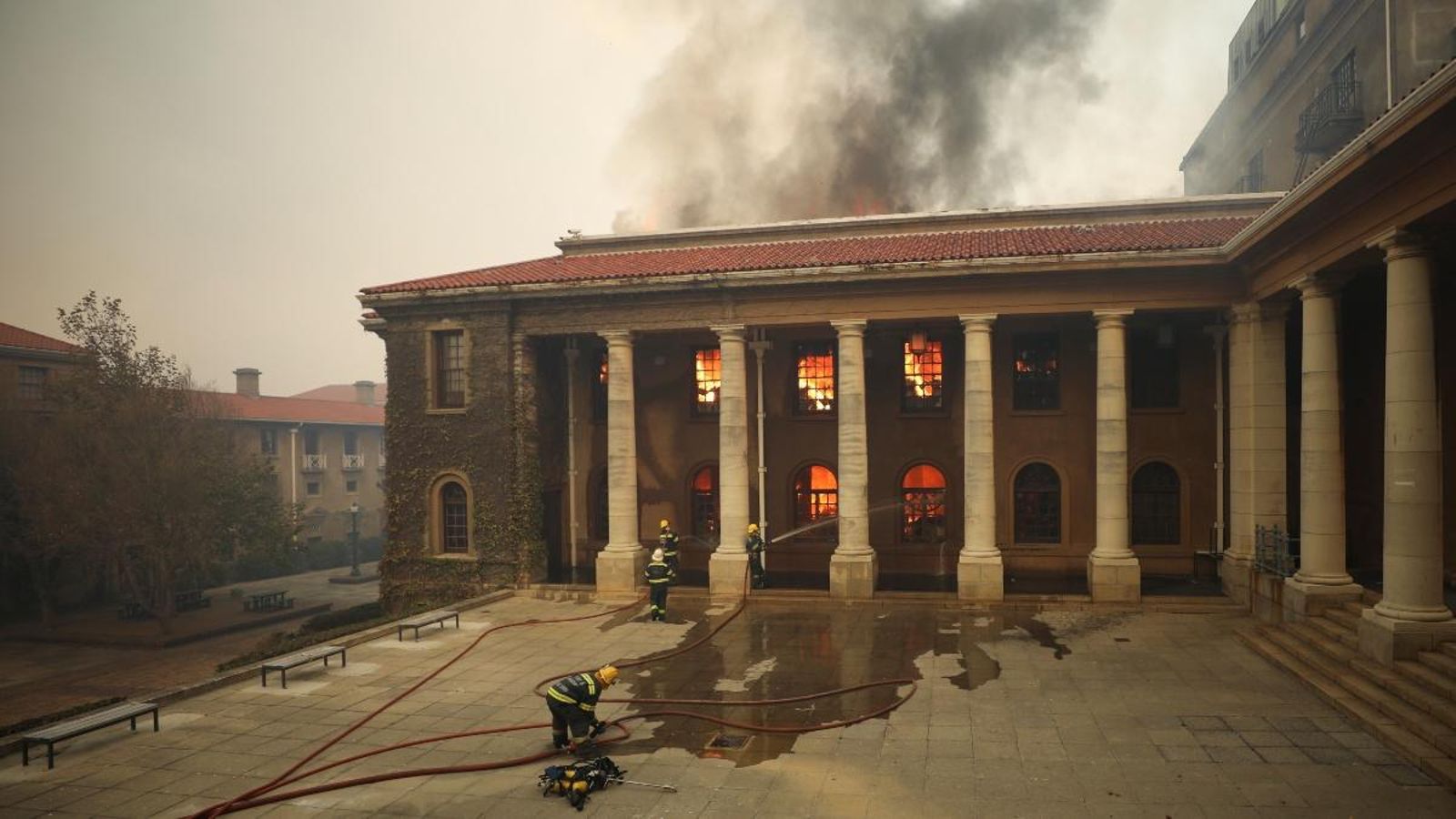 Els bombers tractes de sufocar el foc a un dels edificis de la biblioteca Jagger