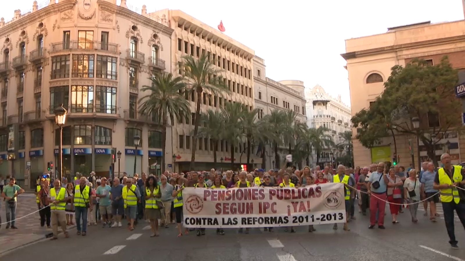 La comitiva de la manifestació marxa pel carrer de les Barques (València), aquest dilluns