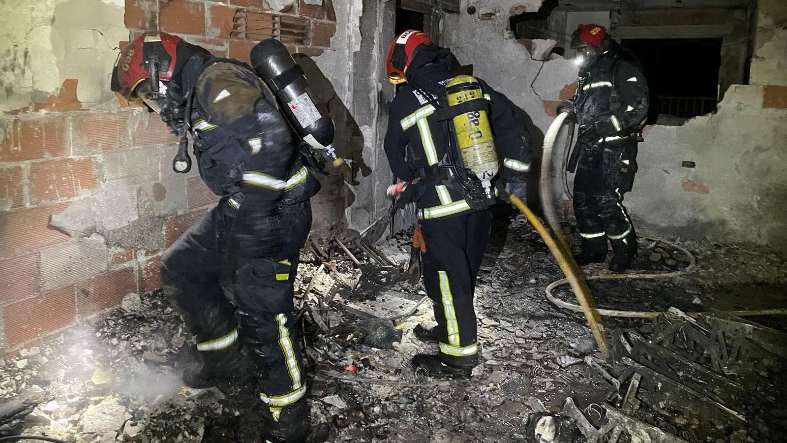 Actuació dels bombers a l'incendi de Benicàssim