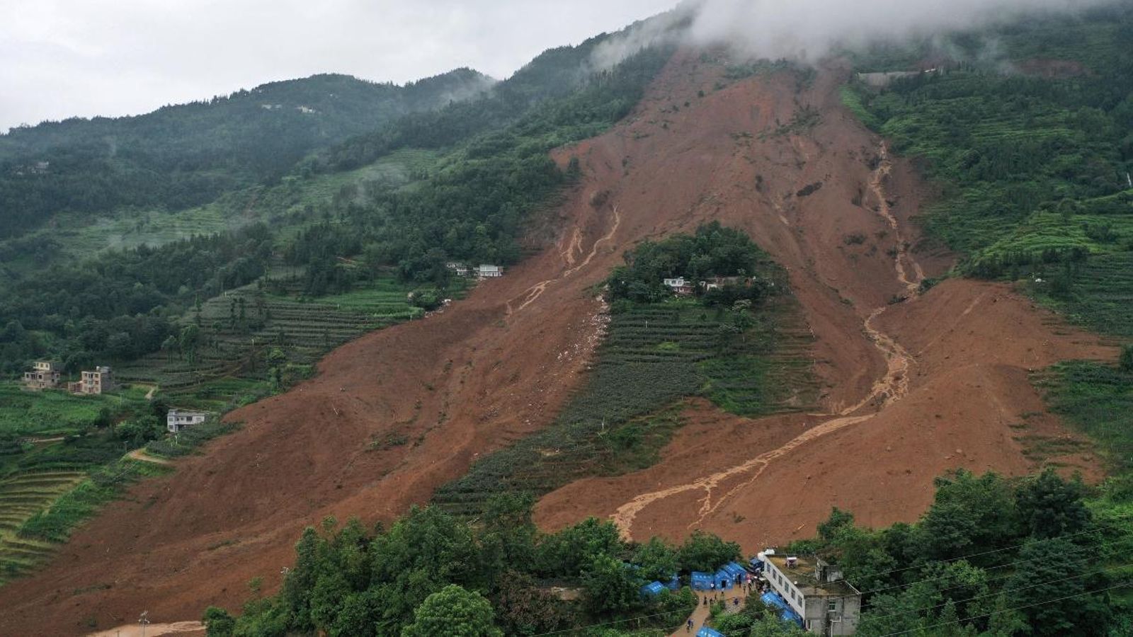 Els equips de rescat arriben a Liupanshui aquest dimecres