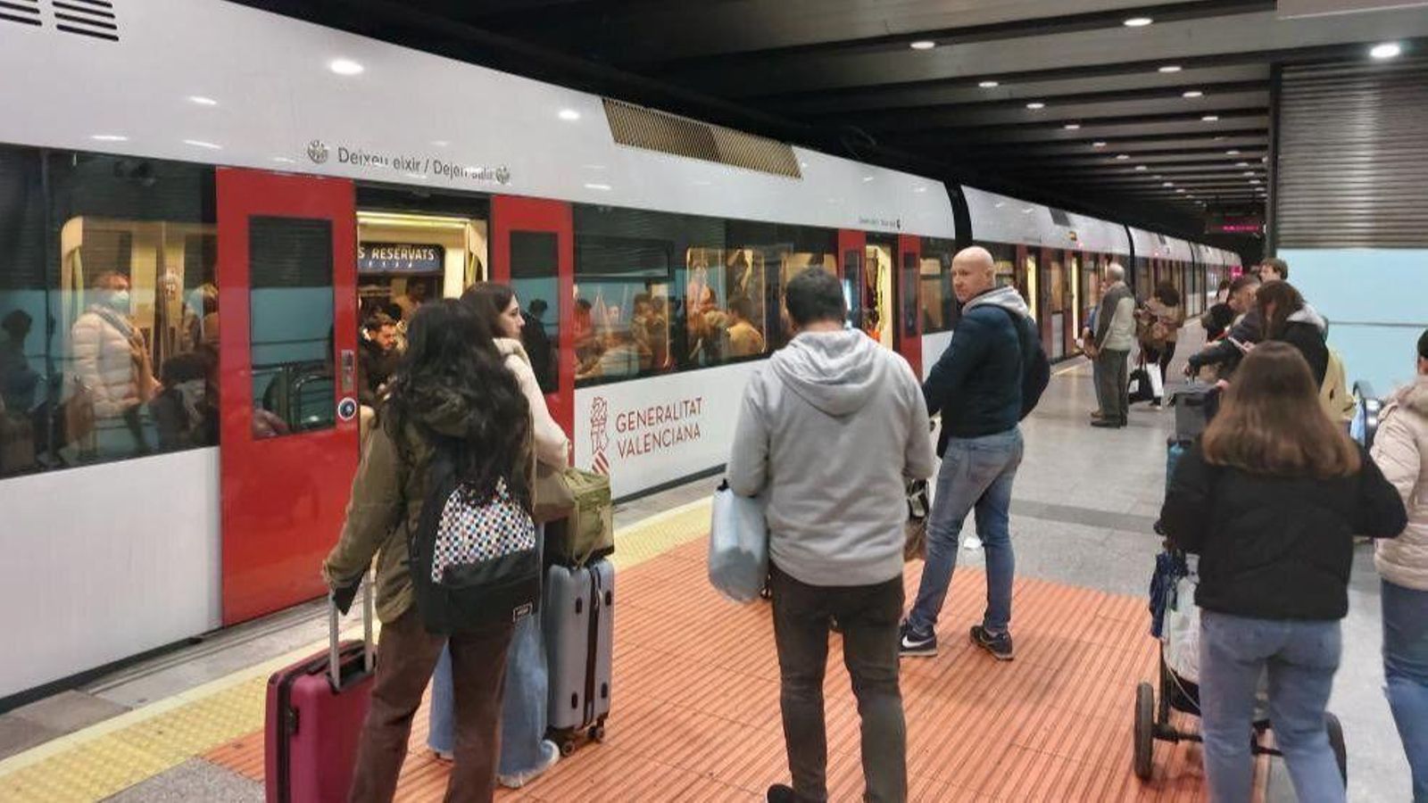 Un comboi del metro de València detingut en una estació, en una imatge d'arxiu