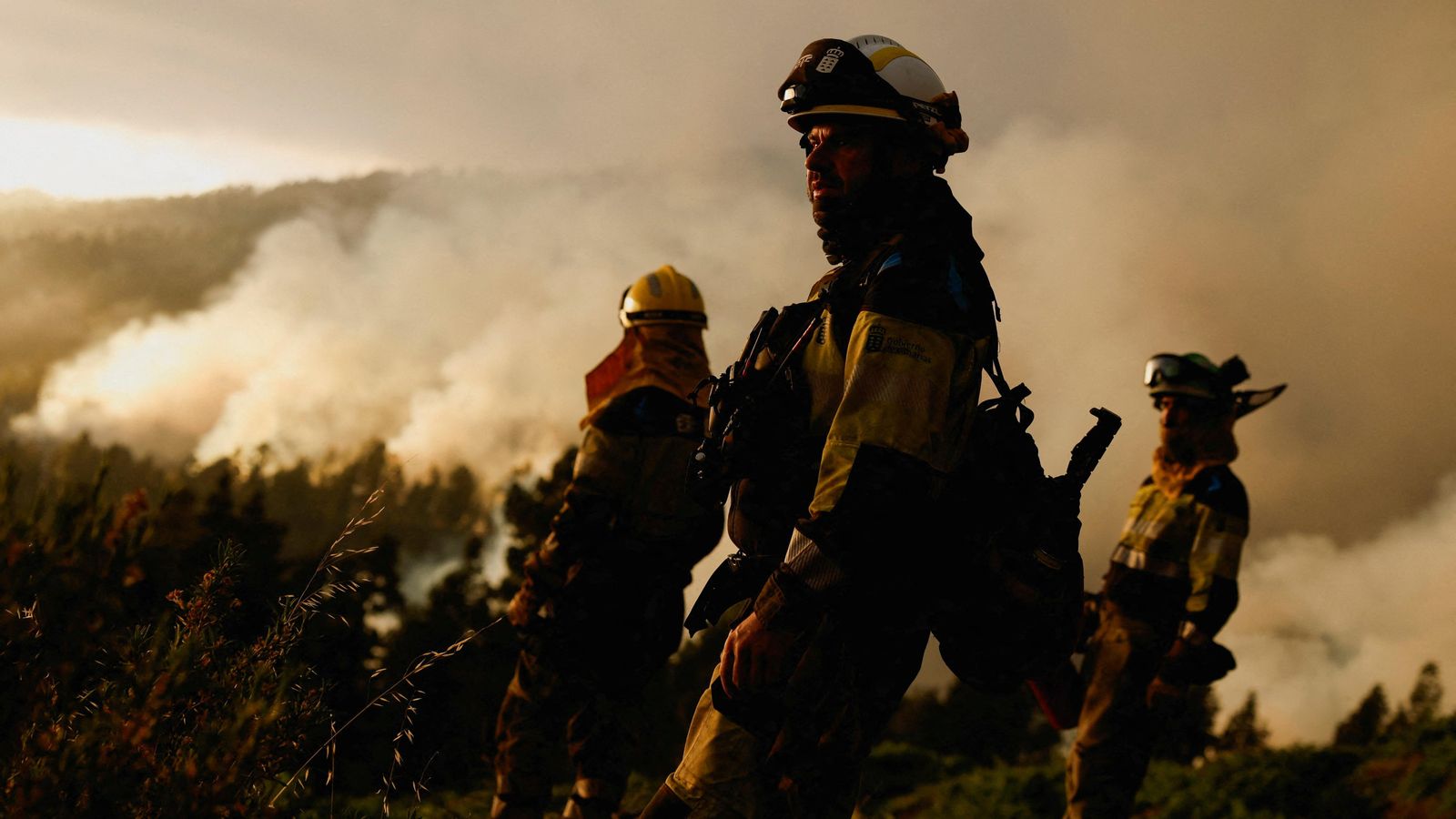Tres efectius del dispositiu d'extinció de l'incendi de La Palma Tres efectius del dispositiu d'extinció de l'incendi de la Palma