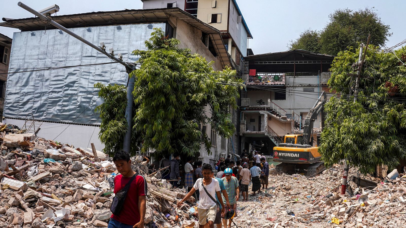 Supervivents del terratrémol caminen entre els enderrocs a Mandalay (Myanmar)