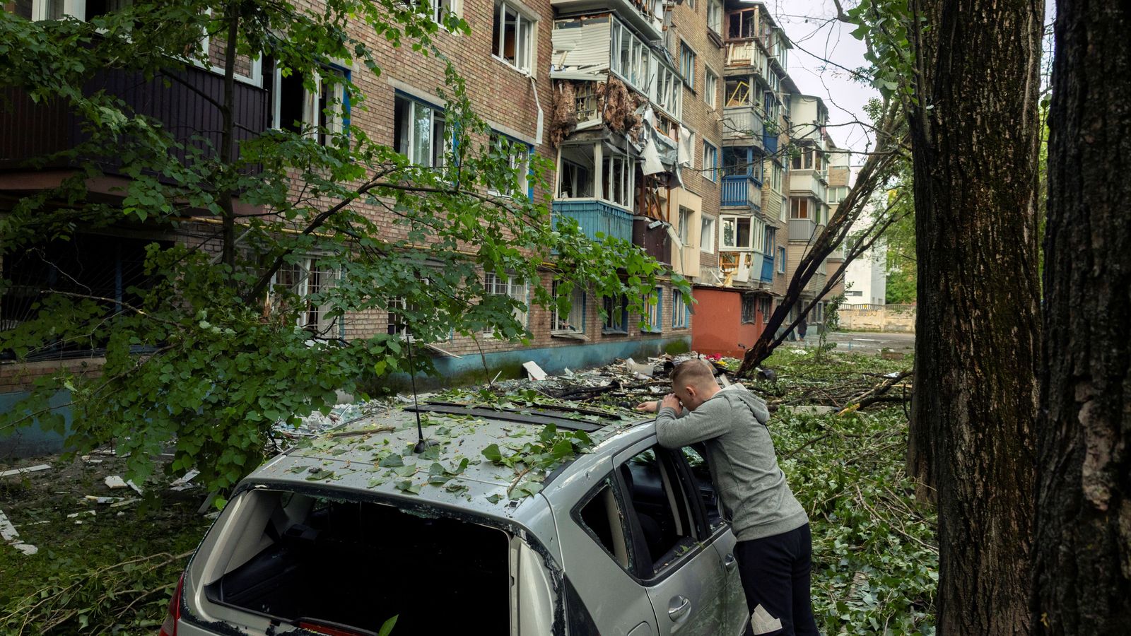 Un veí de Kíiv comprova els danys que ha patit el seu cotxe després d'un atac rus, este dissabte