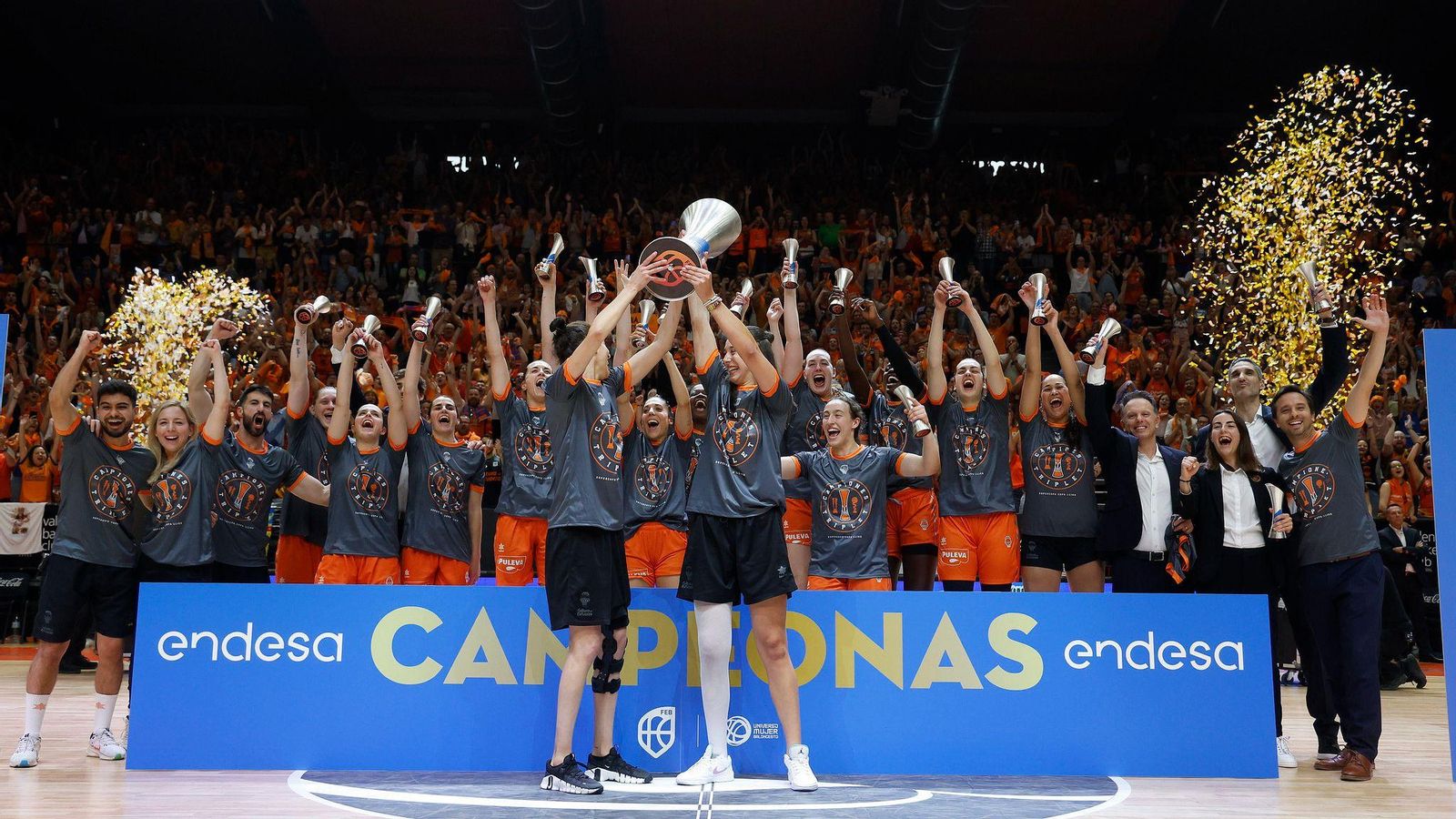 Alba Torrens i Raquel Carrera alcen el trofeu de campiones davant de les seues companyes