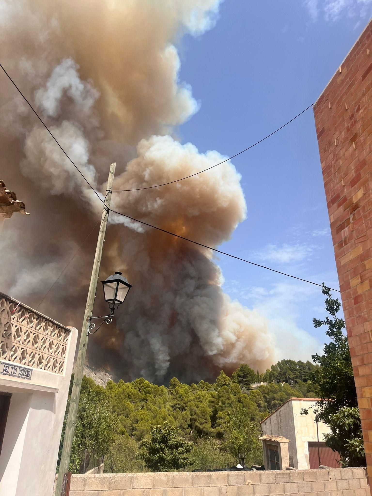 Les flames s'aproximen al poble de Penàguila Les flames s'aproximen al poble de Penàguila