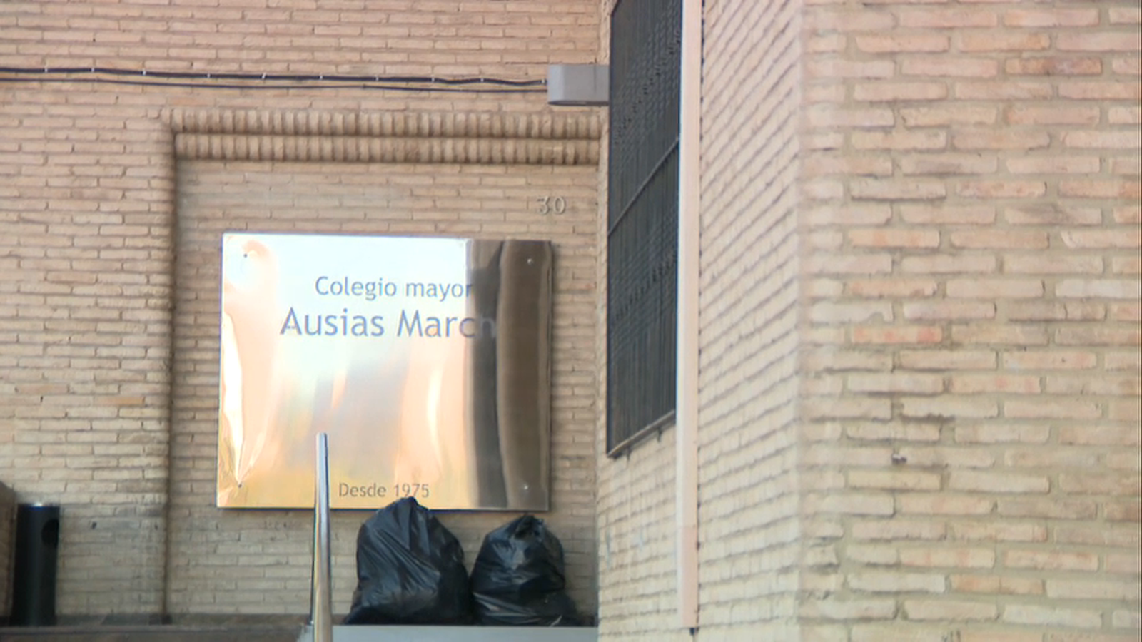 La residència d’estudiants Ausiàs March descarta que l'origen del brot siga una festa en el centre