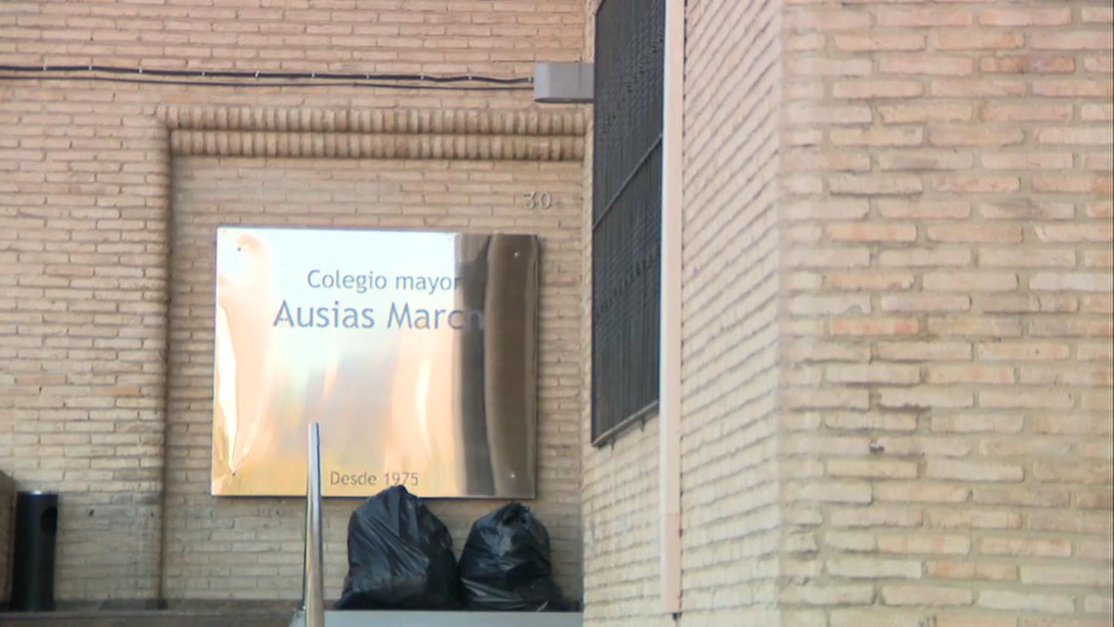 La residència d’estudiants Ausiàs March descarta que l'origen del brot siga una festa en el centre