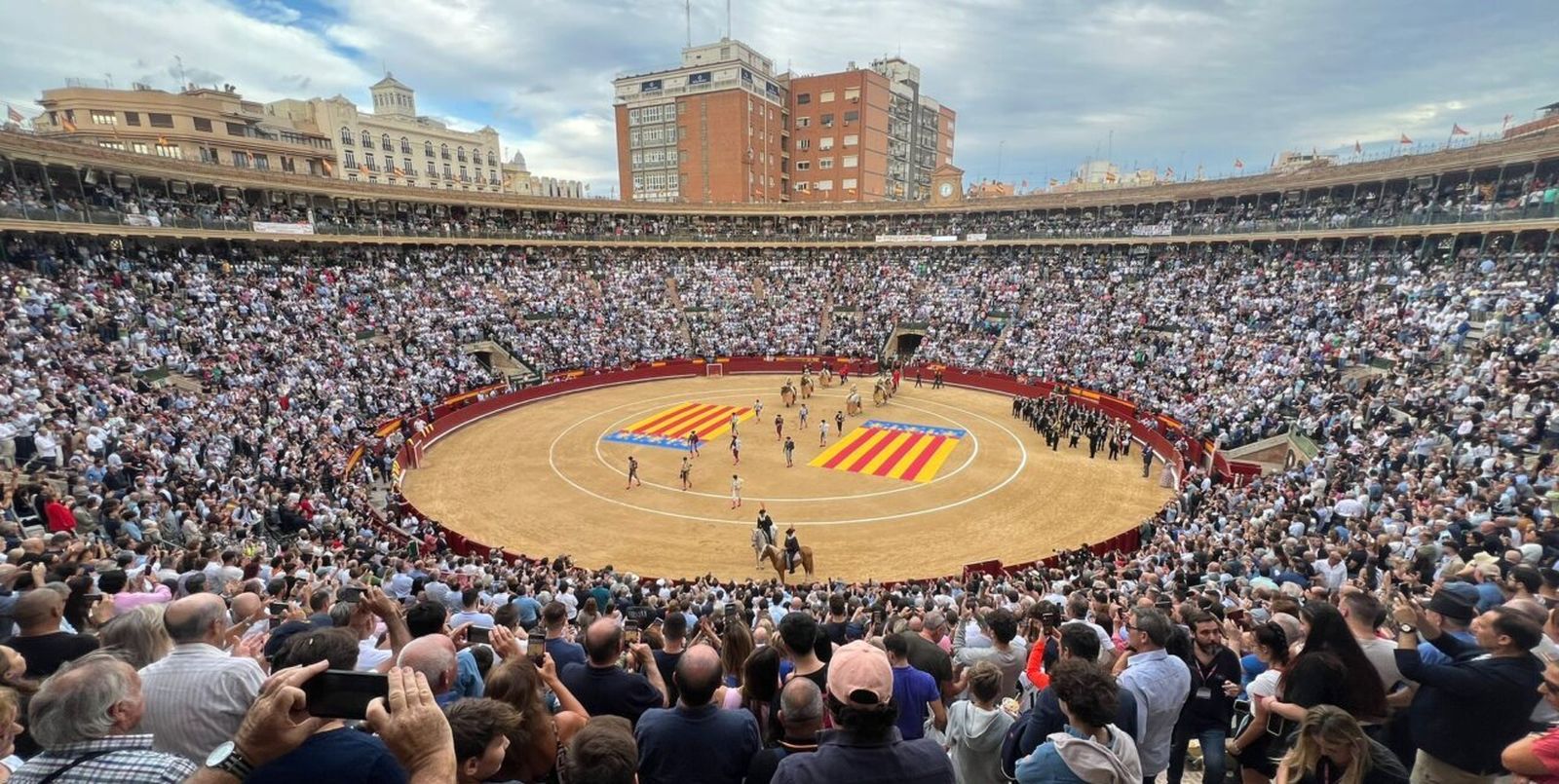 Plaça de Bous de València amb les senyeres del 9 d'Octubre