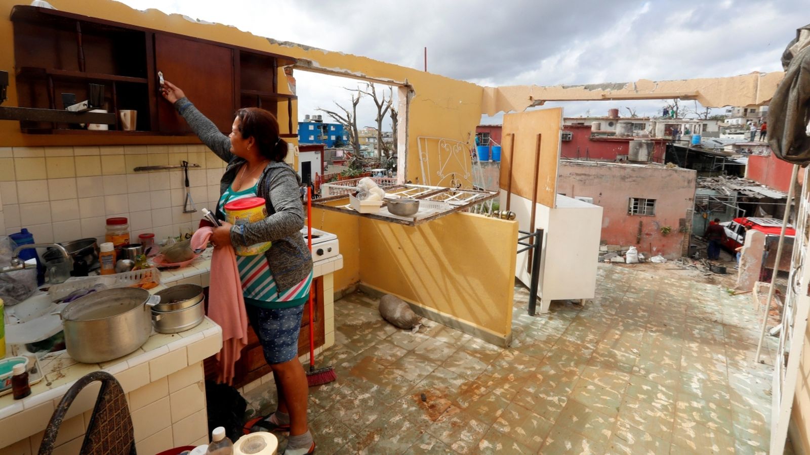 Una dona visita sa casa, a Regla, que ha quedat sense sostre després del pas del temporal