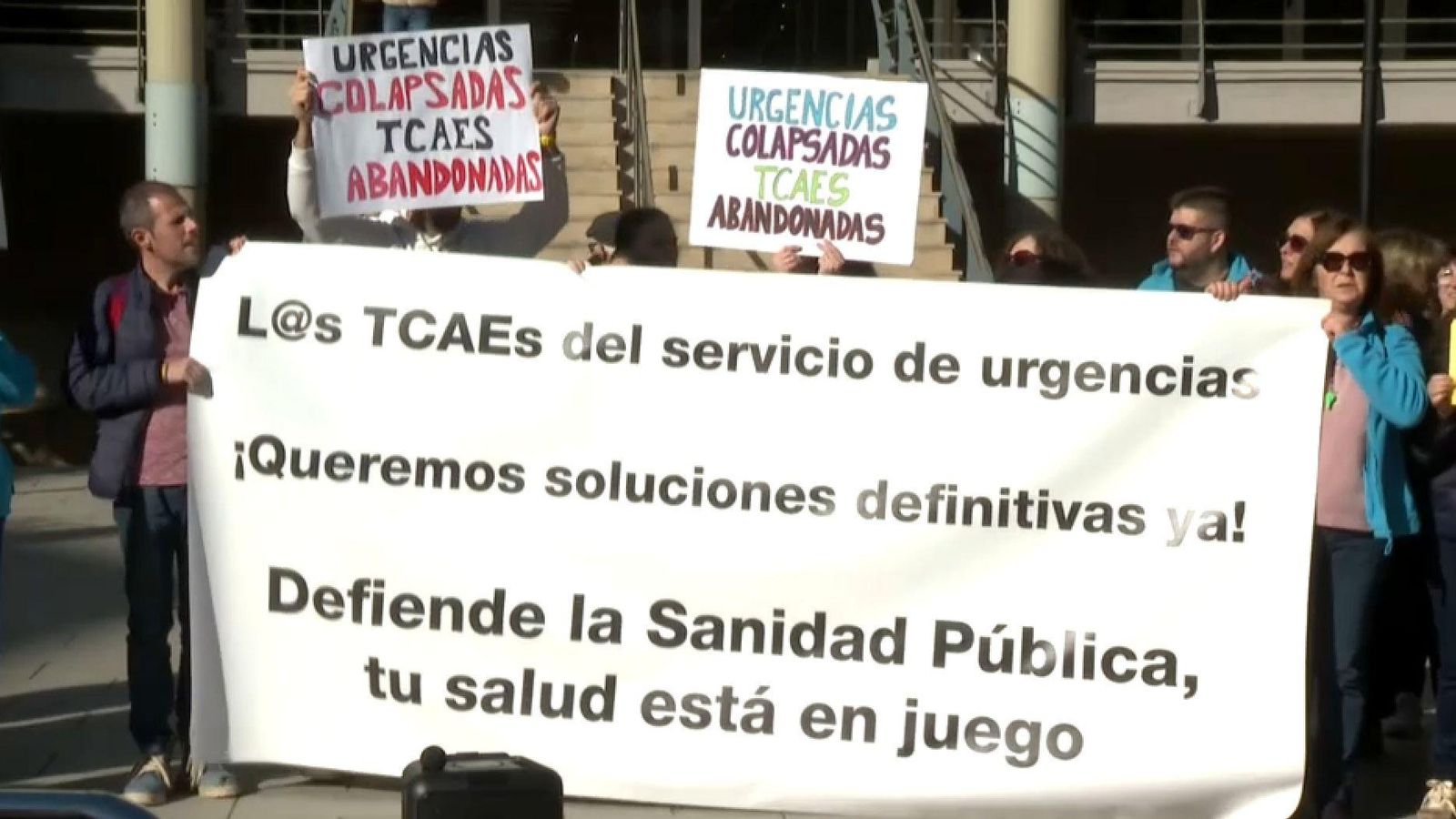 Part del personal auxiliar d'infermeria que s'ha concentrat este dilluns a les portes de l'Hospital Peset de València