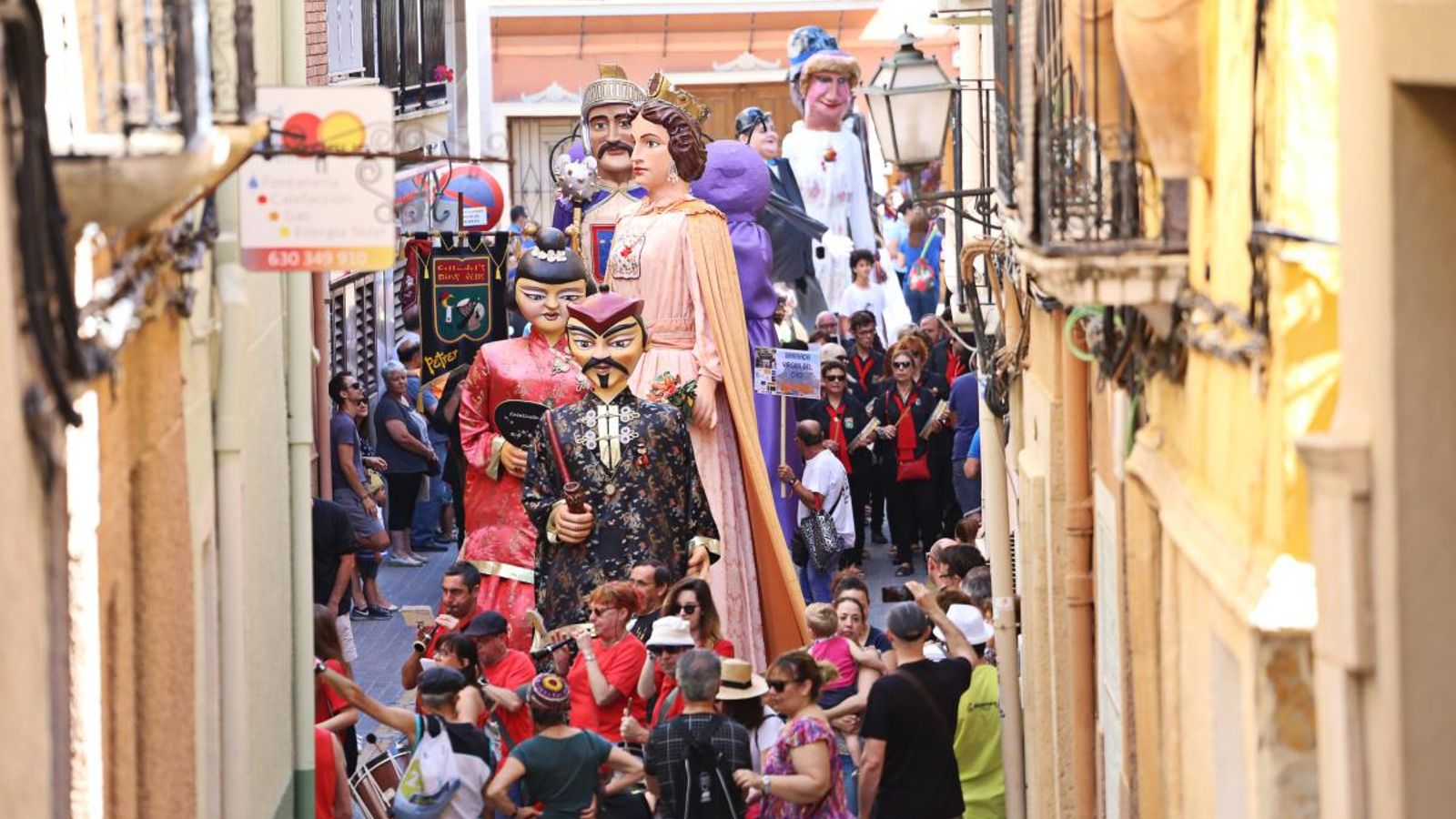 Centenars de nanos i gegants recorren els carrers de Petrer