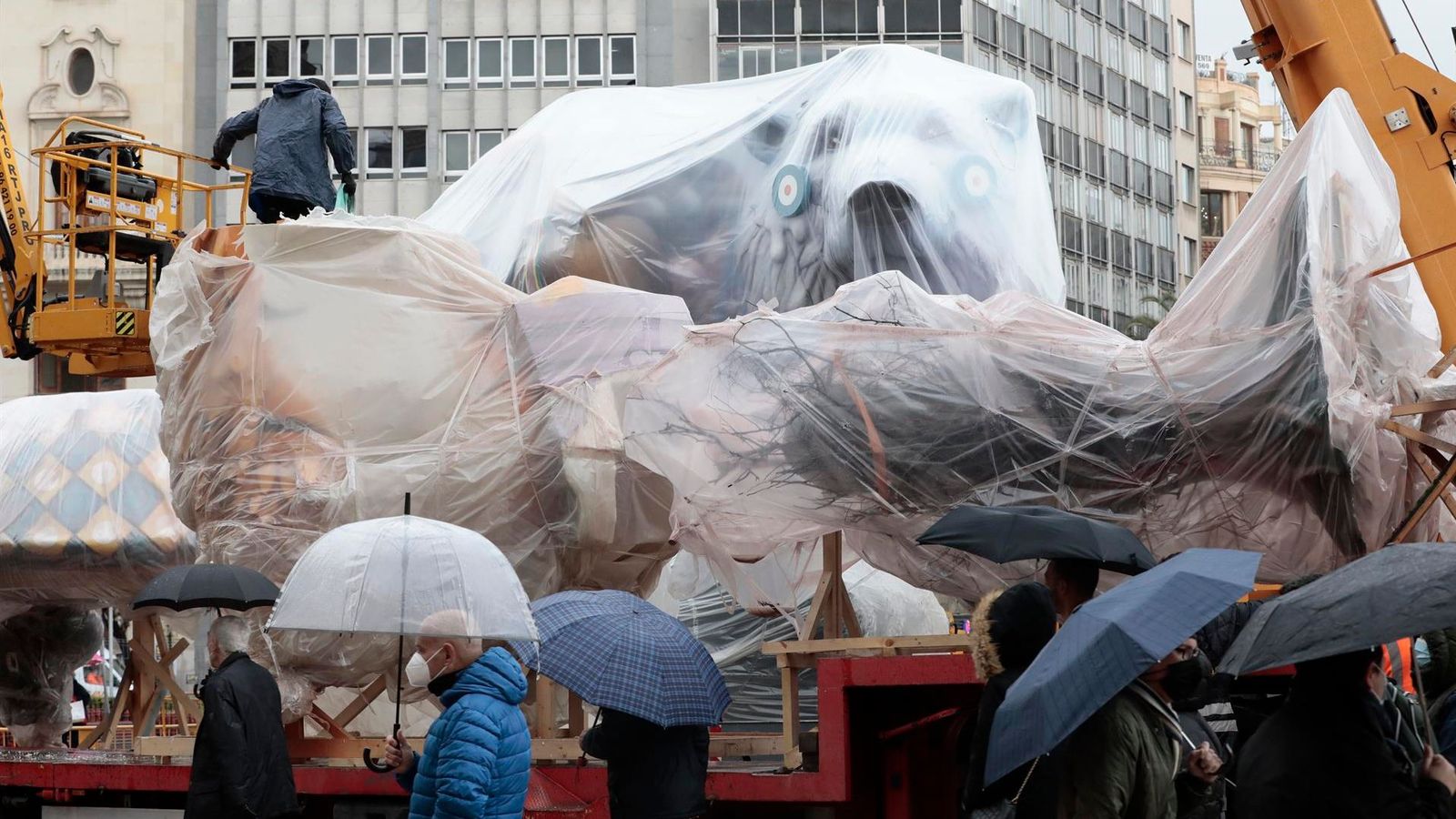 La falla de l'Ajuntament de València es protegeix amb plàstics contra la pluja
