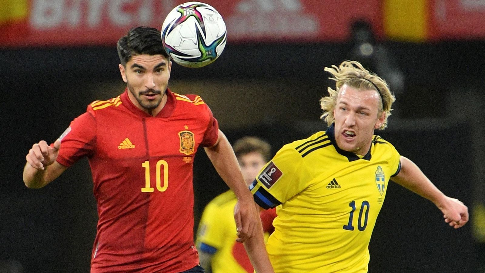 El migcampista de la selecció  i del València Carlos Soler caboteja una pilota davant Forsberg, de Suècia