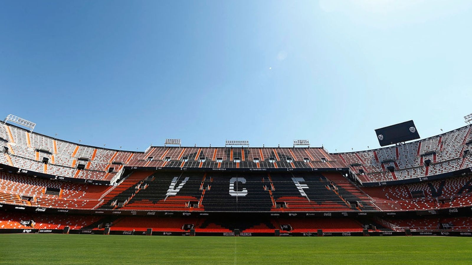 Estadi de Mestalla en Línia de fons