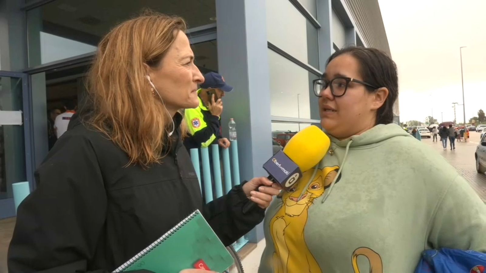 La redactora d''Obert pel matí', Carolina Femenia, entrevista Inés Mata al centre polivalent d'Oliva