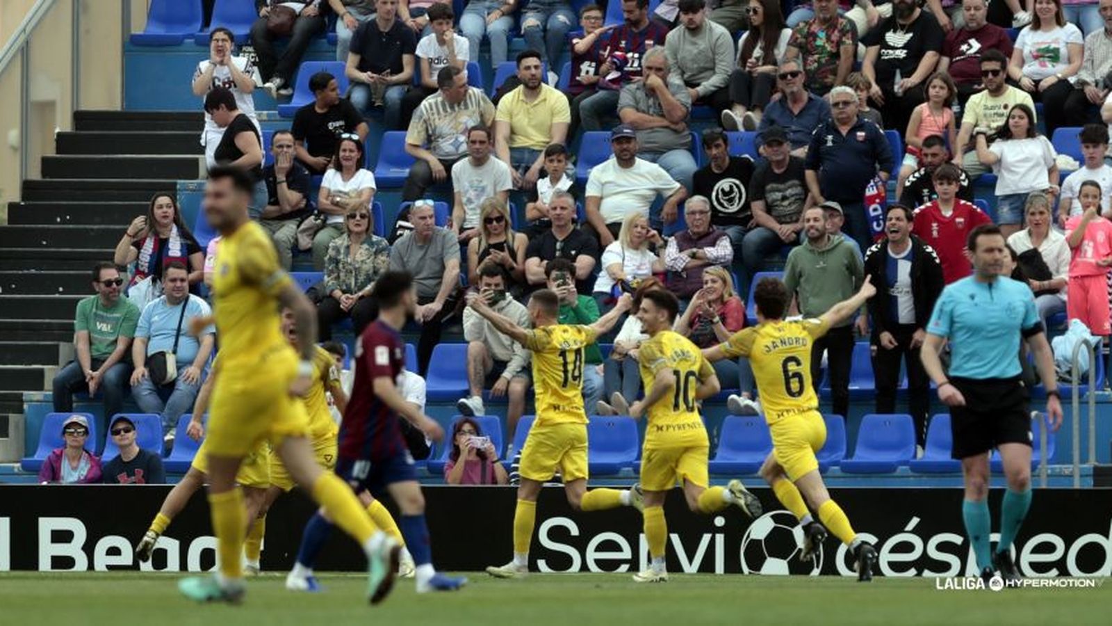 Els jugadors visitants celebren un dels gols