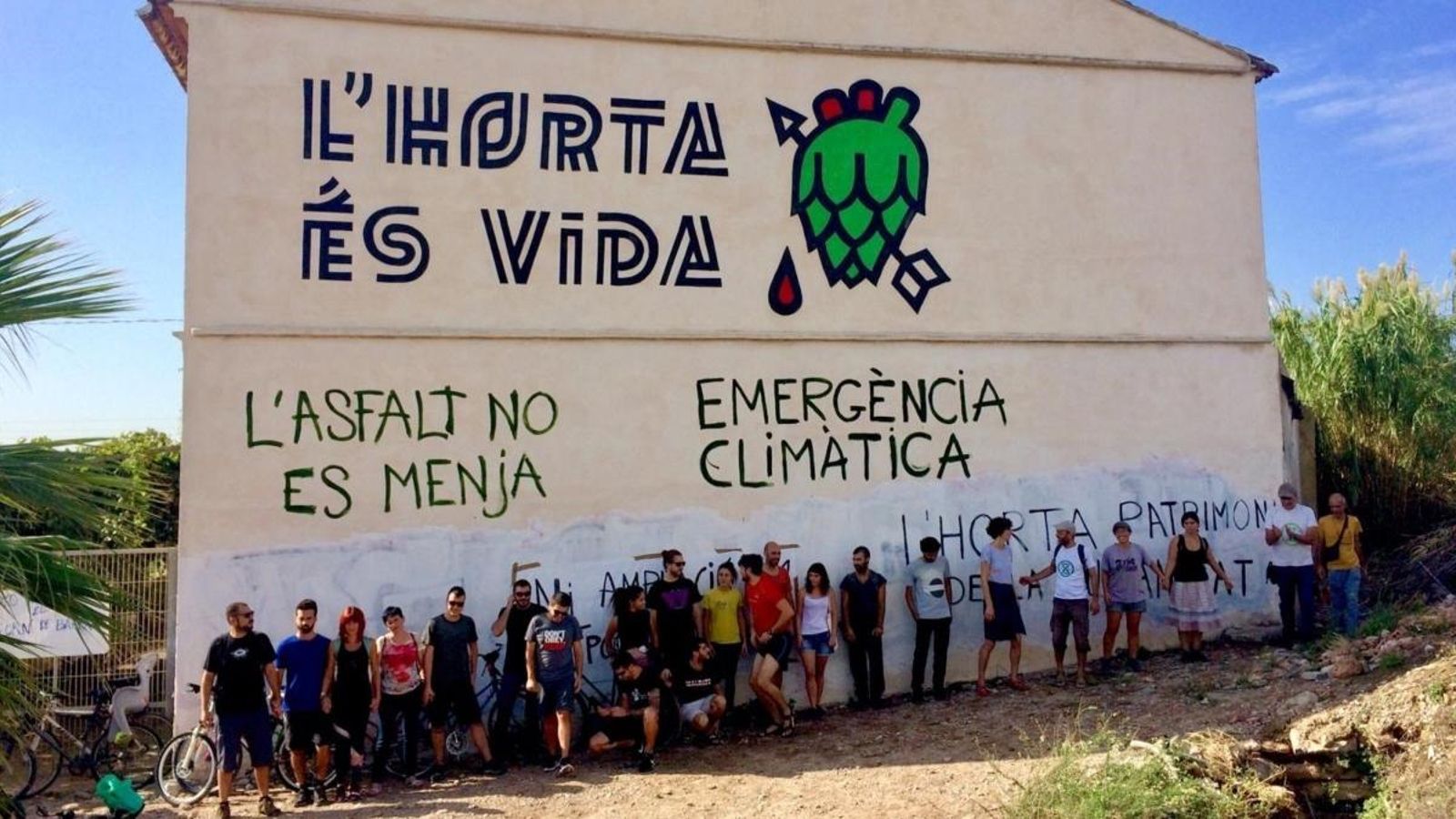 El grup de manifestants, davant l’alqueria Forn de Barraca