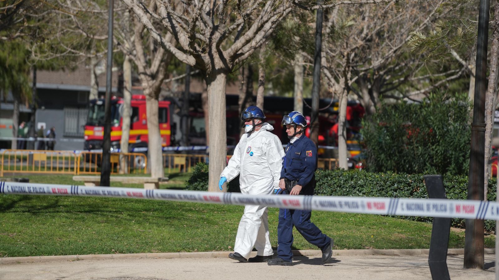 Policia científica abans d'entrar a l'edifici de Campanar