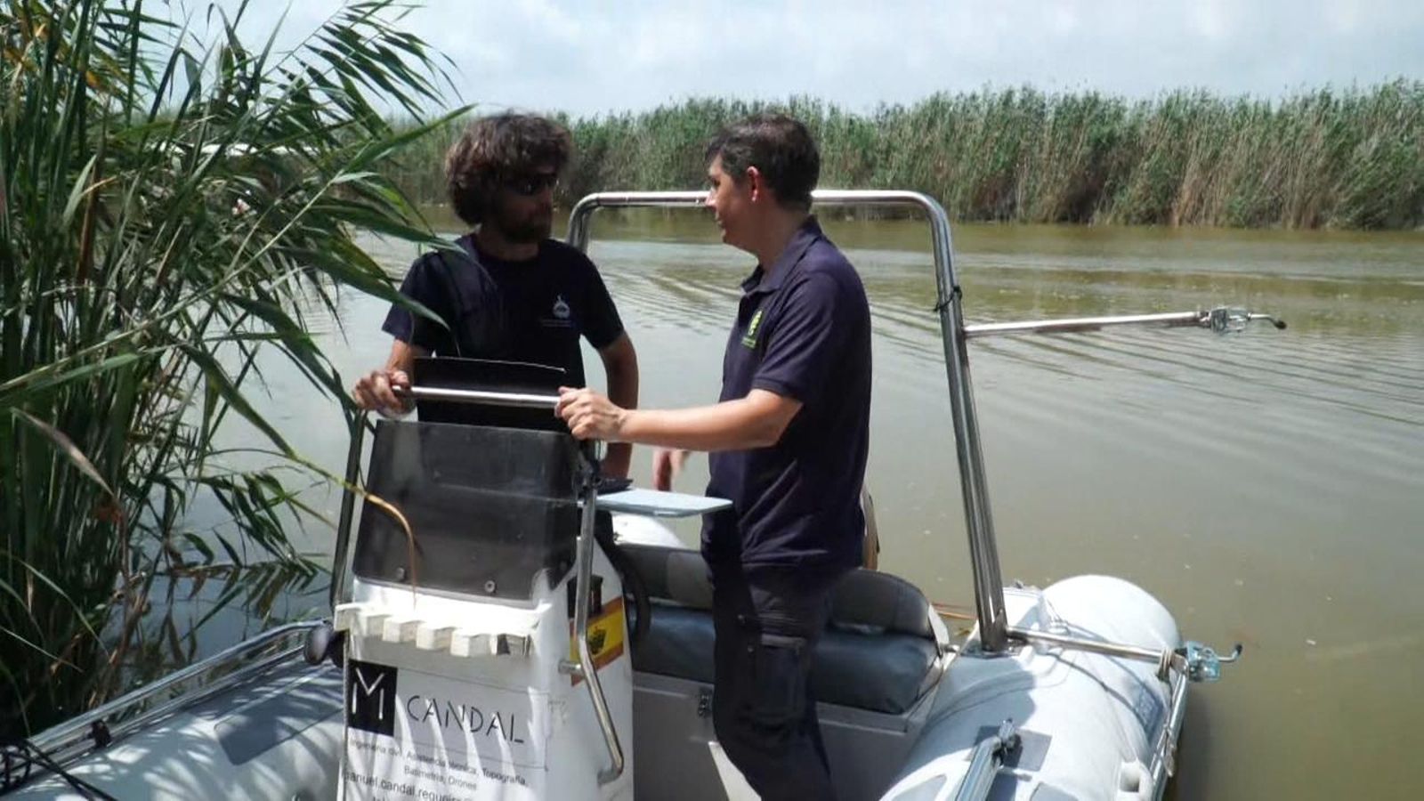 Una embarcació fa l'estudi de batimetria a l'Albufera