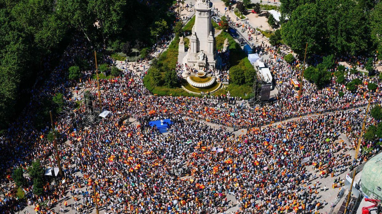 Imatge aèria de la concentració del PP contra el govern de Sánchez sota el lema "Màfia o democràcia"