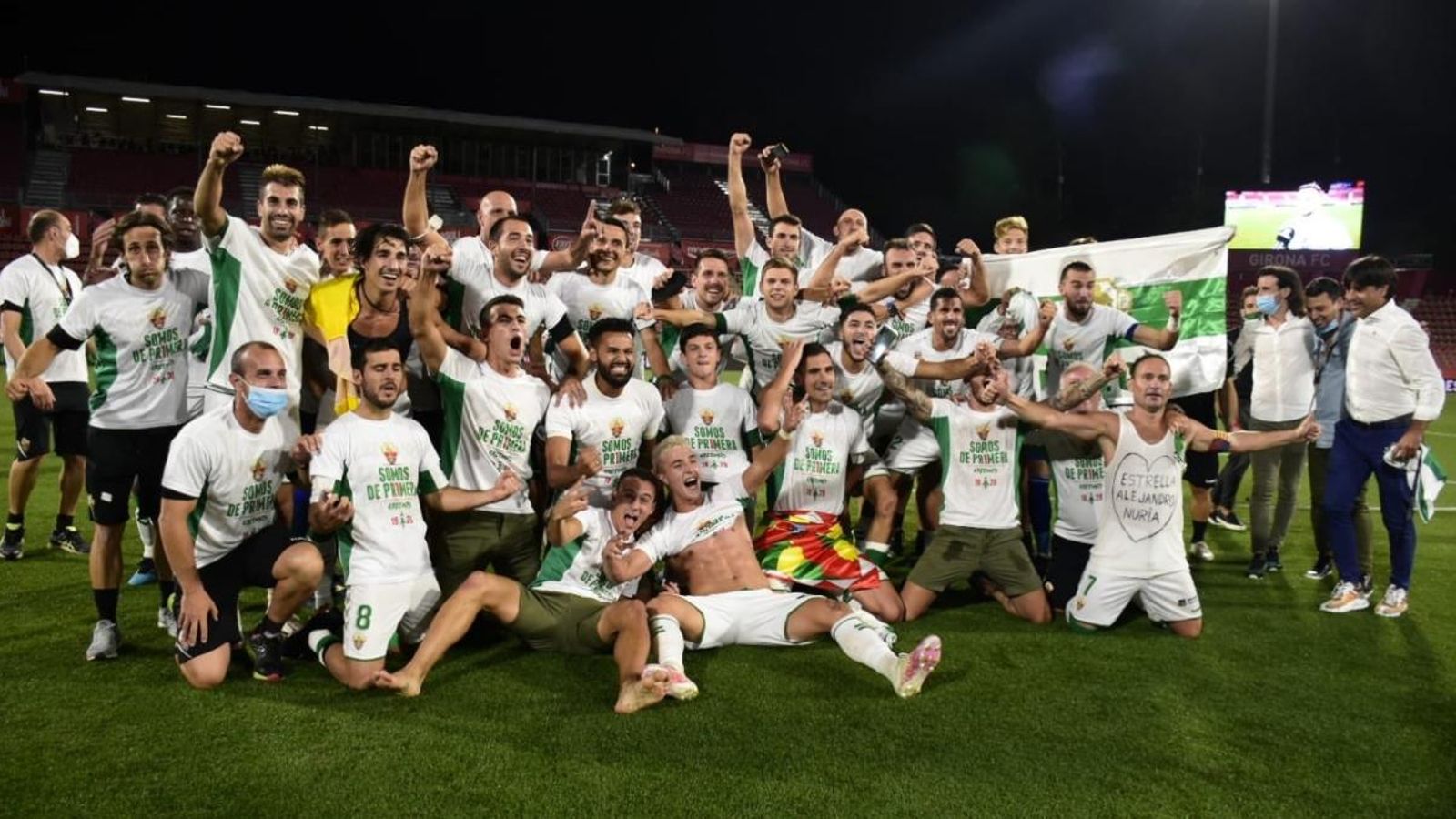 Els jugadors de l'Elx celebren l'ascens