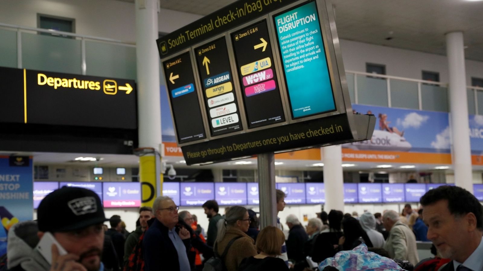 Passatgers esperant a l'aeroport de Gatwick