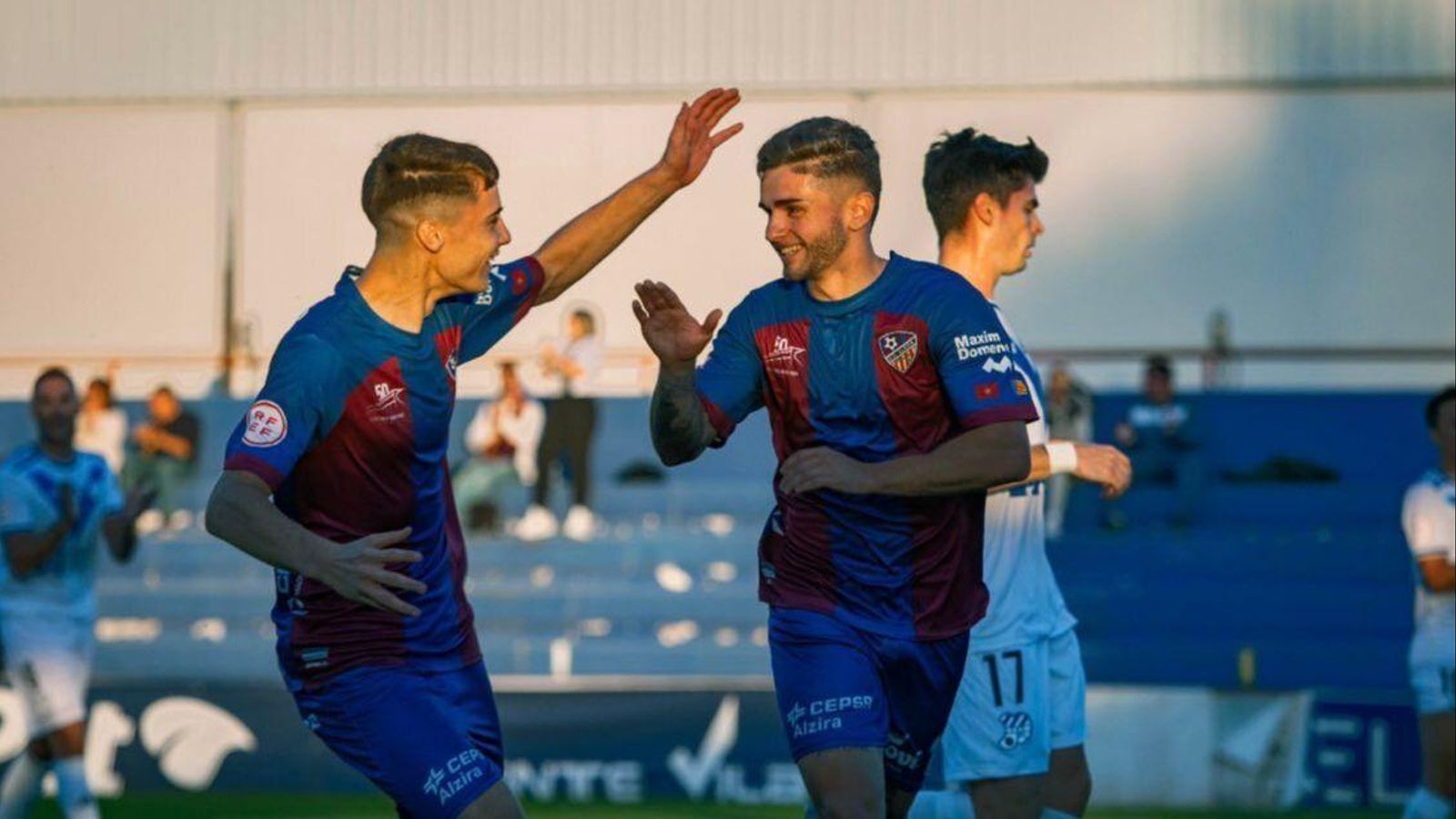 Dos jugadors de l'Alzira celebren un gol