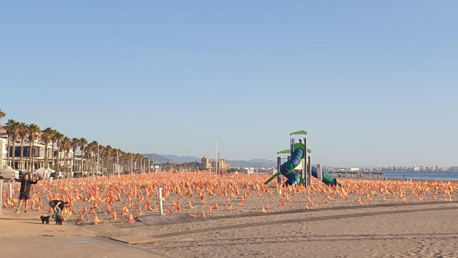 La policia obri expedient a l'Anvac per col·locar banderes en la Patacona sense autorització