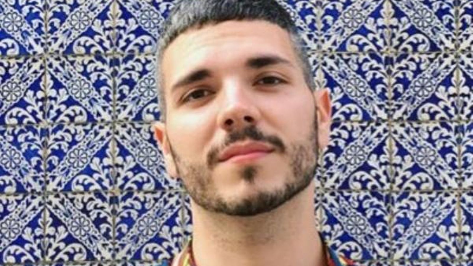 El periodista de Monòver Rubén Serrano ha fet viral a Espanya l'etiqueta MeQueer