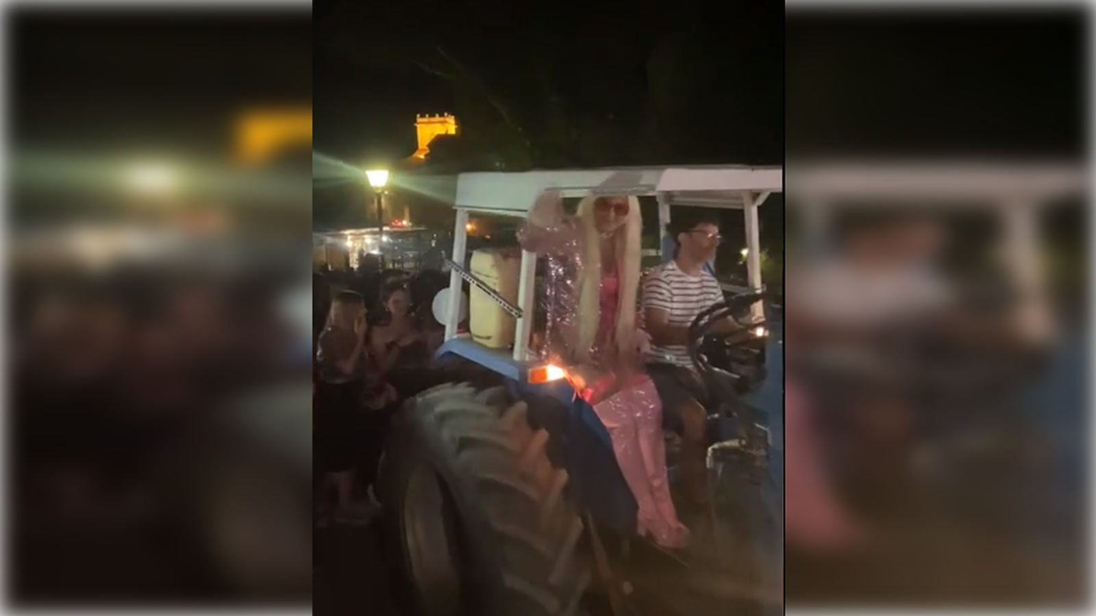 Sabater, a bord del tractor en el moment en què arriba a la Mata