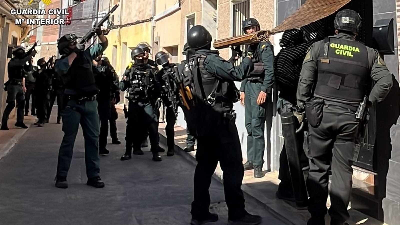 Actuació policial en una de les vivendes on buscaven l'arrestat