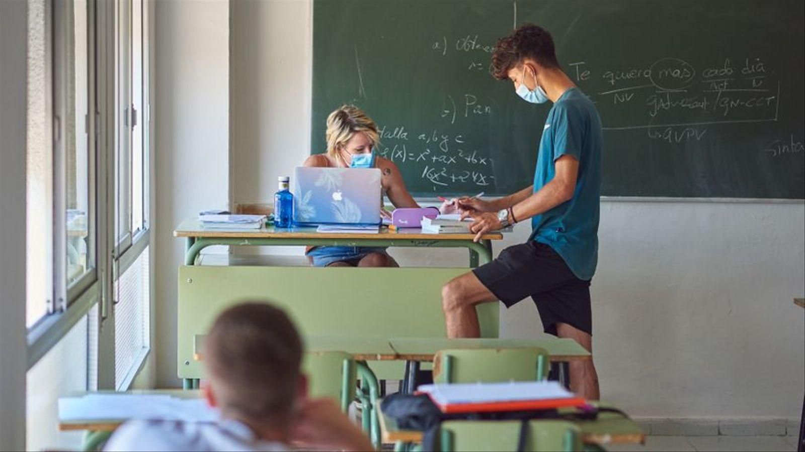Un alumne de secundària en un aula en una imatge d'arxiu