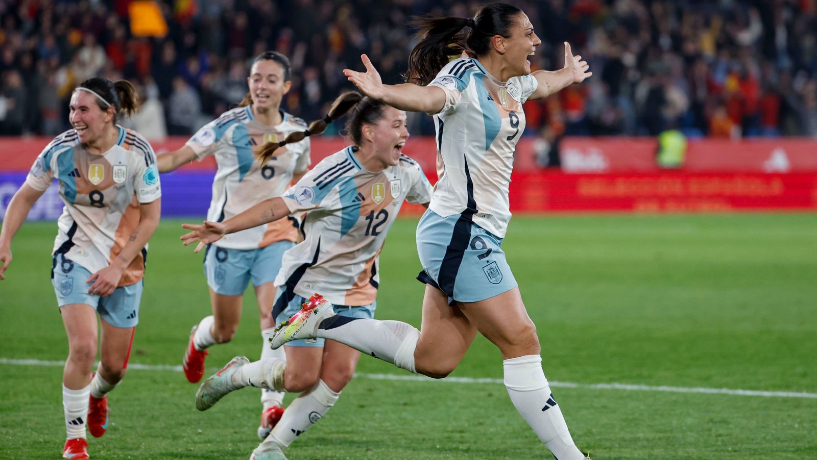 Les jugadores de la selecció celebren el gol de Martín Prieto