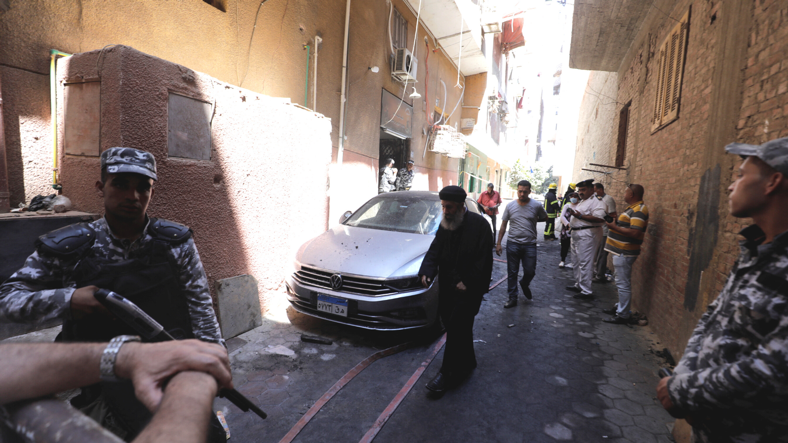 Forces de seguretat i gent a les portes de l'església on han ocorregut els fets