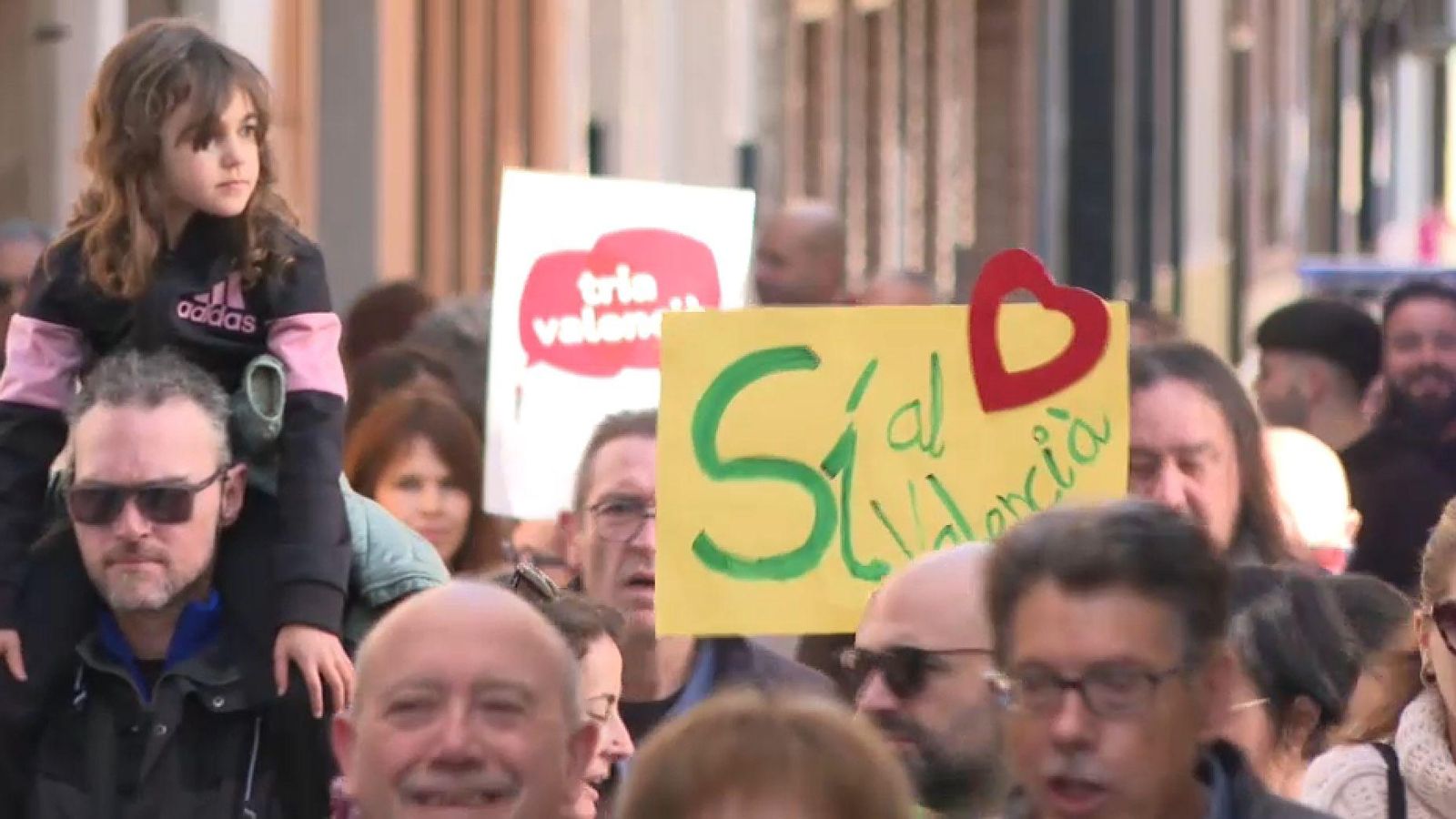 La marxa que ha recorregut Riba roja per a reivindicar la paralització de la consulta de la llengua base