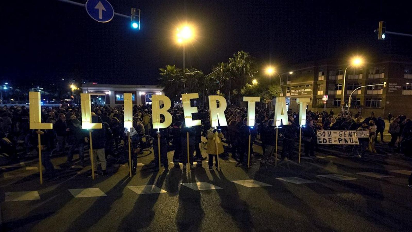 Manifestants tallant la Meriadana de Barcelona aquesta vesprada de dimarts