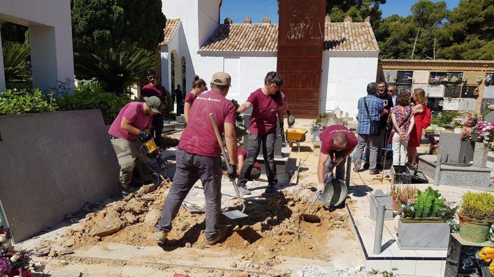 Treballs d'exhumació a la fossa 94 del cementeri de Paterna