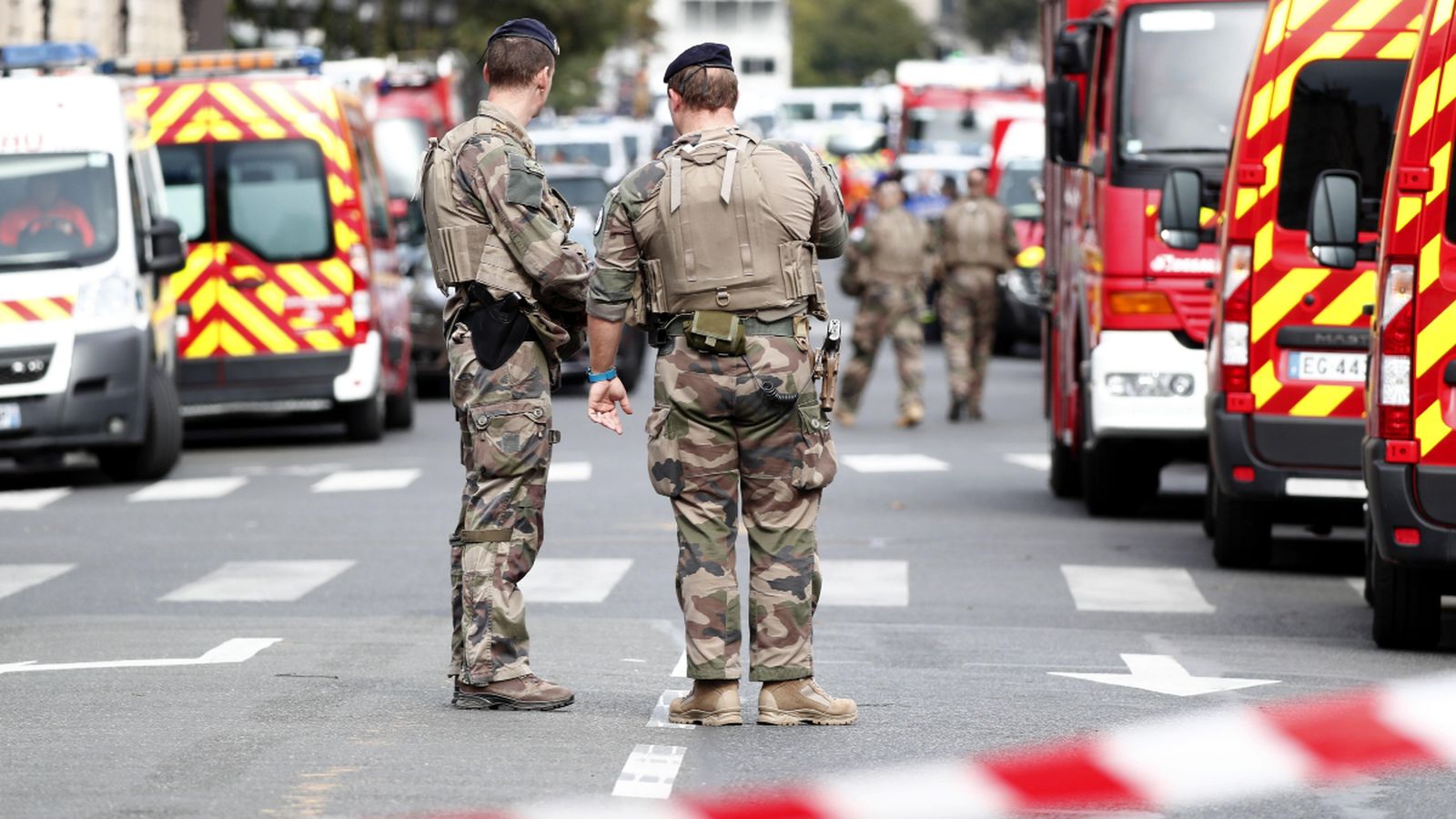 Els militars estableixen un perímetre de seguretat prop de la caserna general de la policia de París on es va produir l'atac
