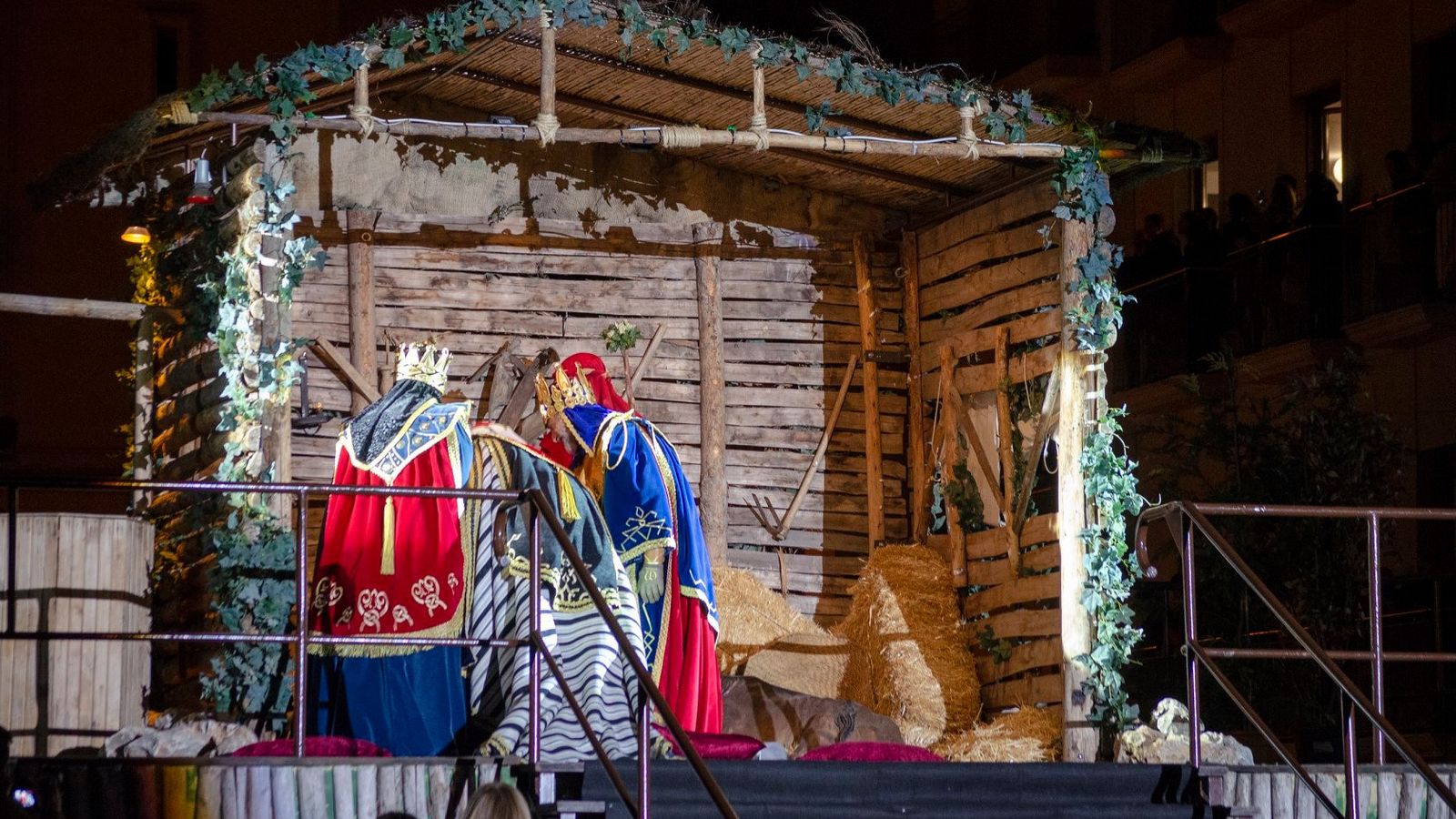 Moment final de la cavalcada d'Alcoi, quan els Reis d'Orient fan l'adoració al jesuset en el centre de la ciutat