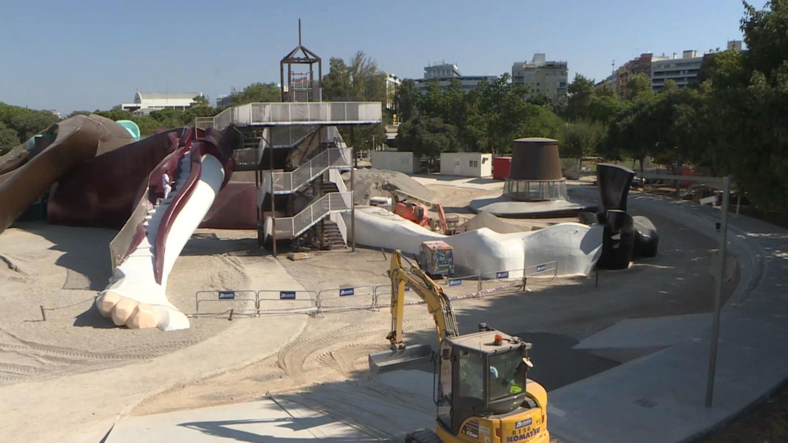 Operaris treballen en el parc Gulliver de València