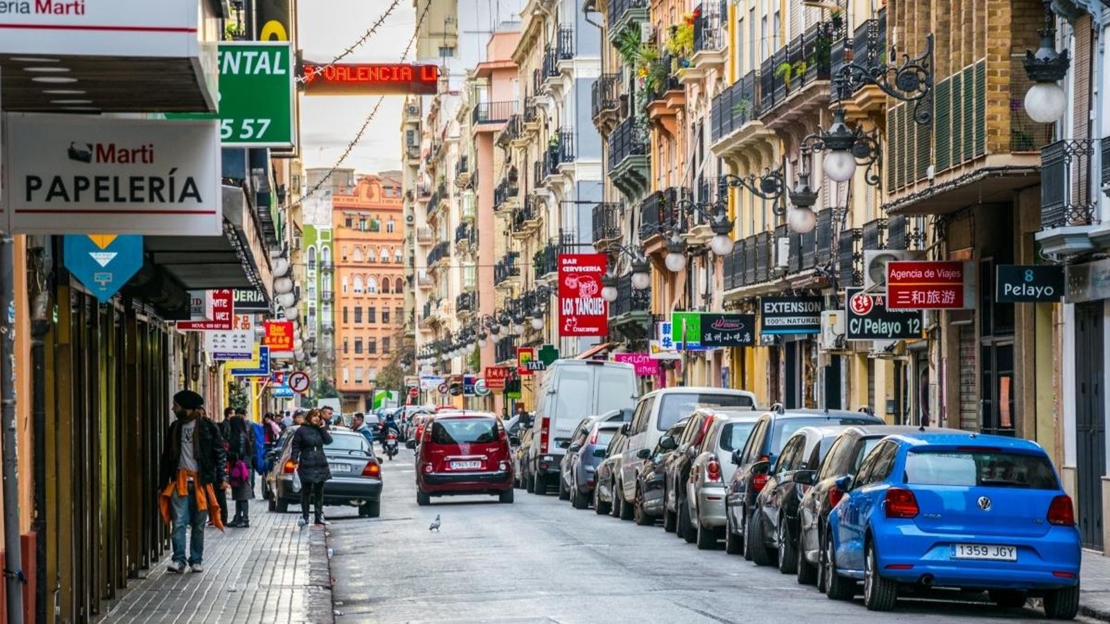 Un dels carrers d'una sola direcció del centre de València, on la velocitat quedarà limitada a 30 quilòmetres per hora